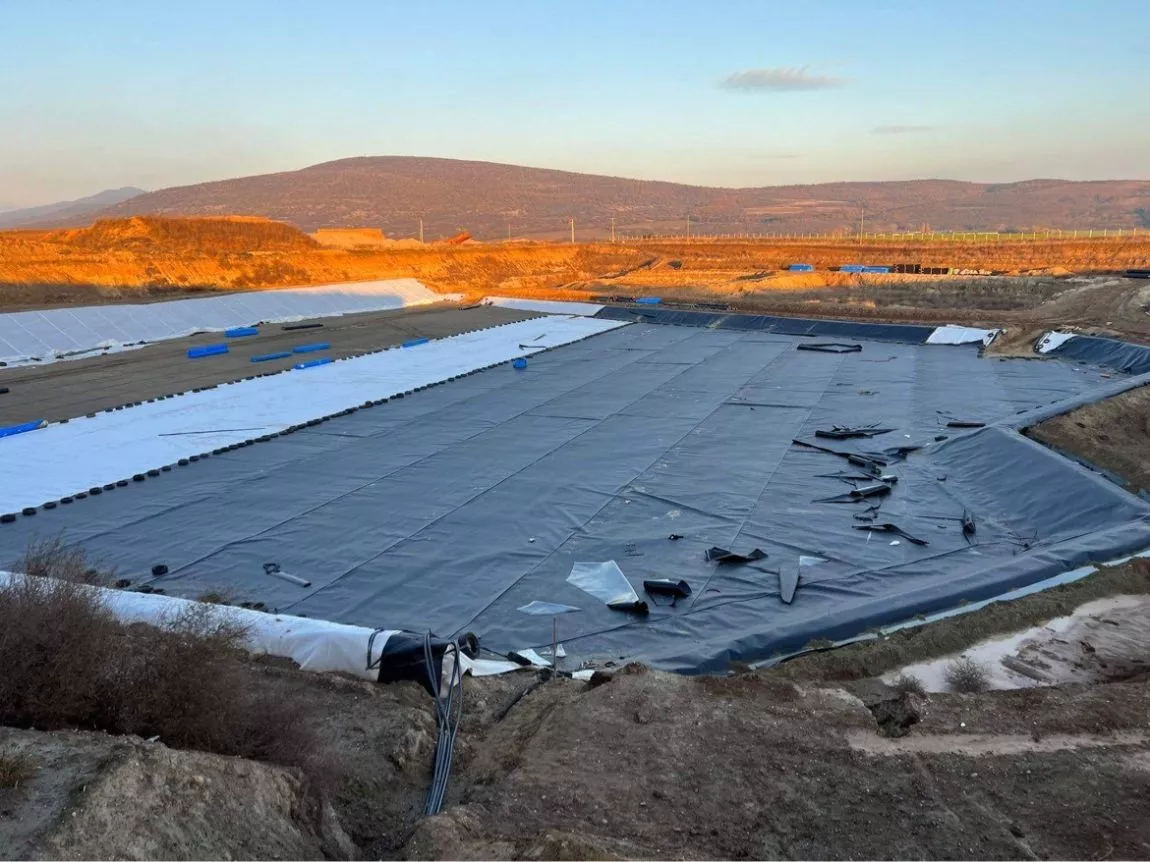 Salak tároló szigetelése, 2 réteg 2,5 mm HDPE