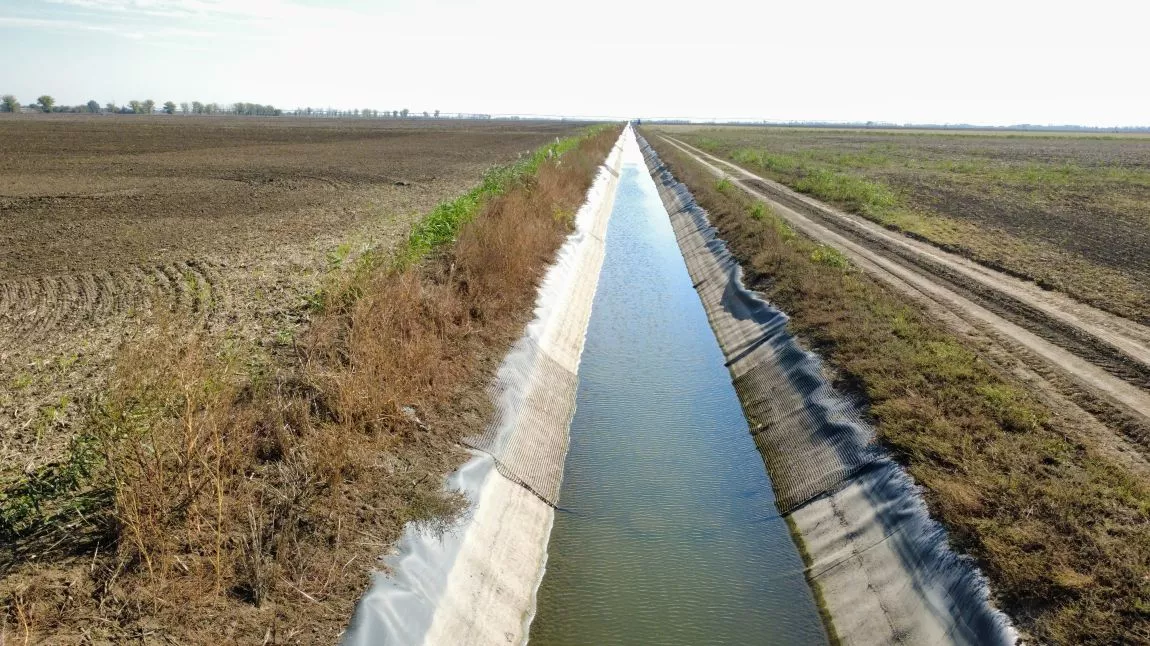 Szarvas környéke, 45,000 m2, c.a. 5 km hosszú öntözővíz csatorna