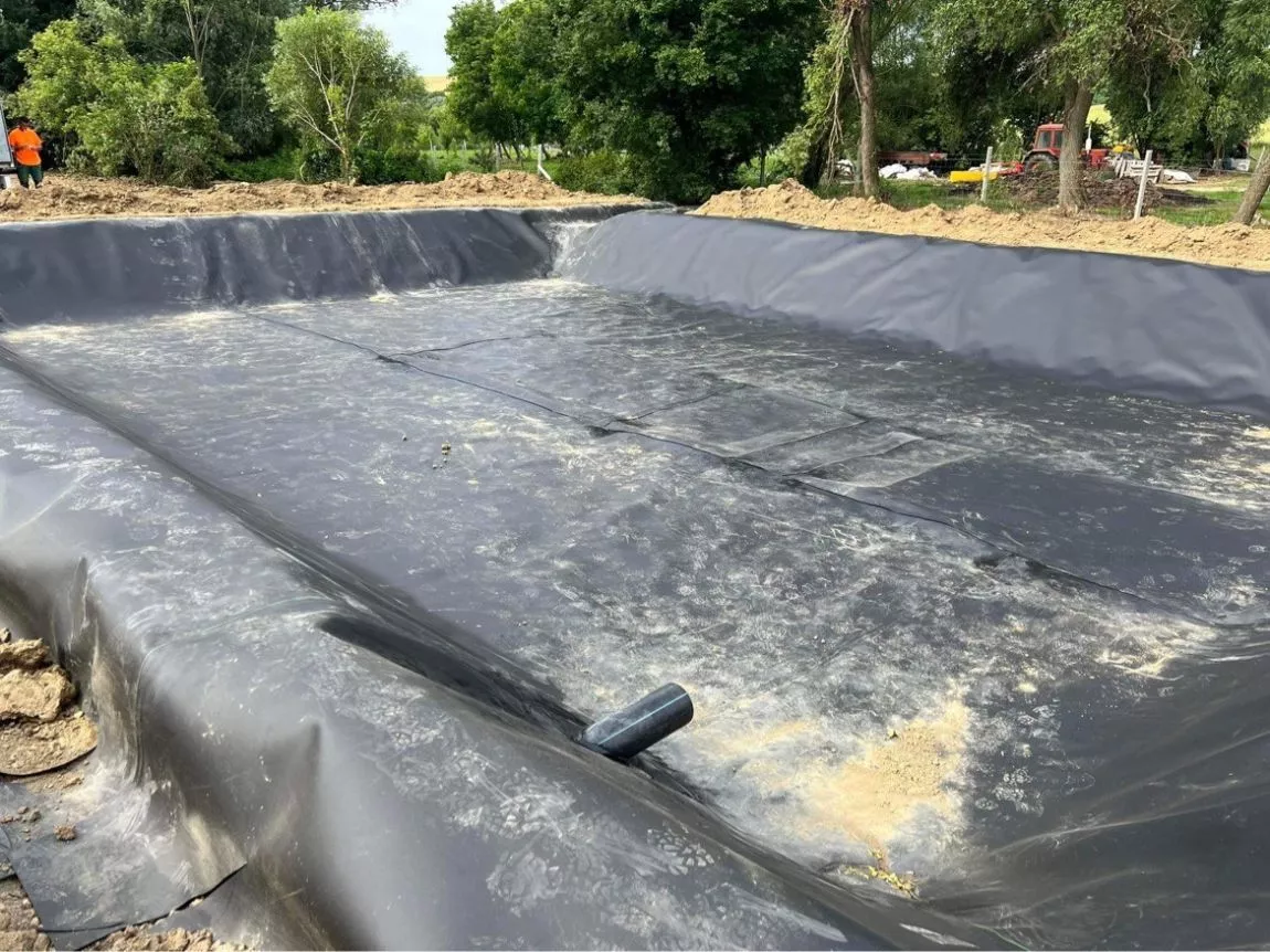 Híg-trágya tároló