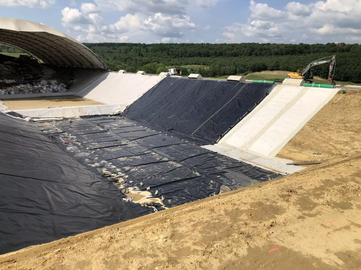 Veszélyes hulladéklerakó szigetelés 2 rétegben 2,5 mm HDPE