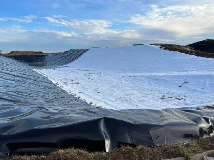 Veszélyes hulladéklerakó aljzatszigetelése, 2 réteg 2,5 mm HDPE 