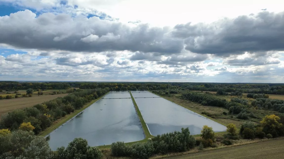 Kezelt szennyvíz biotisztító medencék 2 db egyenként 87,000 m2 